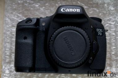 Canon 7D inkl Zubehör mit nur 896 Auslösungen + 