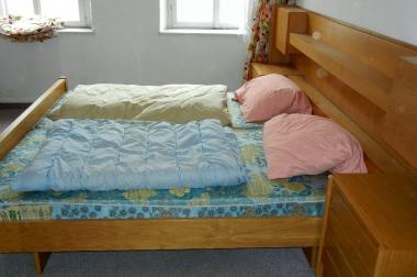 Wohnungsauflösung: Schlafzimmer mit Doppelbett und 
