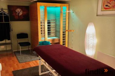 Massage und Infrarot Sauna für die Frau in den 