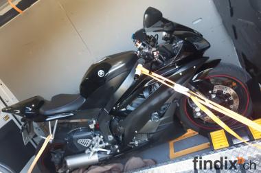 Motorrad- und Fahrzeugtransport