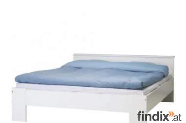 schönes weißes Holz Bett inkl. Matratze