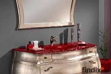Silbernes Badmöbel mit tiefroten Glaswaschbecken