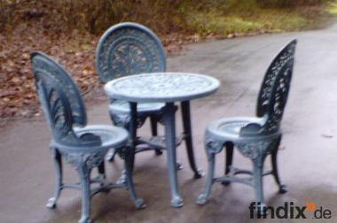 Stilvolle Sitzgruppe mit Tisch aus Kunststoff