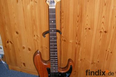 Stratocaster inkl. massivem Holzkoffer