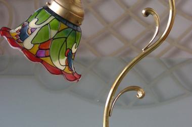 Tischlampe Messing poliert Glasschirm im Tiffany Stil