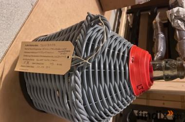 Zwetschgenschnaps in Korbflasche