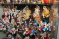 Clownfiguren in Glasvitrine mit Licht