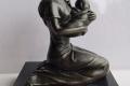 Frau mit Kind berührende Bronze Skulptur