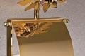 Goldene Bad-Accessoires mit einem Schmetterling als Dekoration