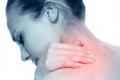 Verspannte Nackenmuskulatur kann durch Massagen angegangen werden